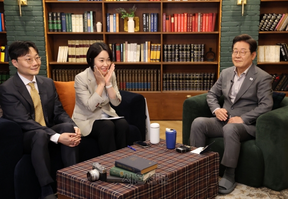 이재명 더불어민주당 대선 후보가 28일 서울 신사동 가로수길 미드타운 스튜디오에서 &lt;K-이니셔TV&gt; ‘1400만 개미와 한배 탔어요’ 유튜브 라이브를 윤태준 소액주주행동 플랫폼액트 소장, 이소영 의원과 함께 하고 있다.