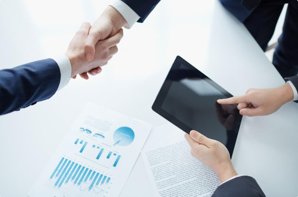 사무실에서 회의 중인 모습