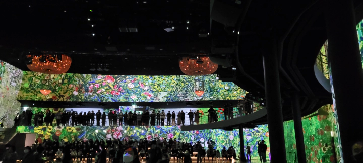 골드인모션 입구에 설치된 계단형 좌석들