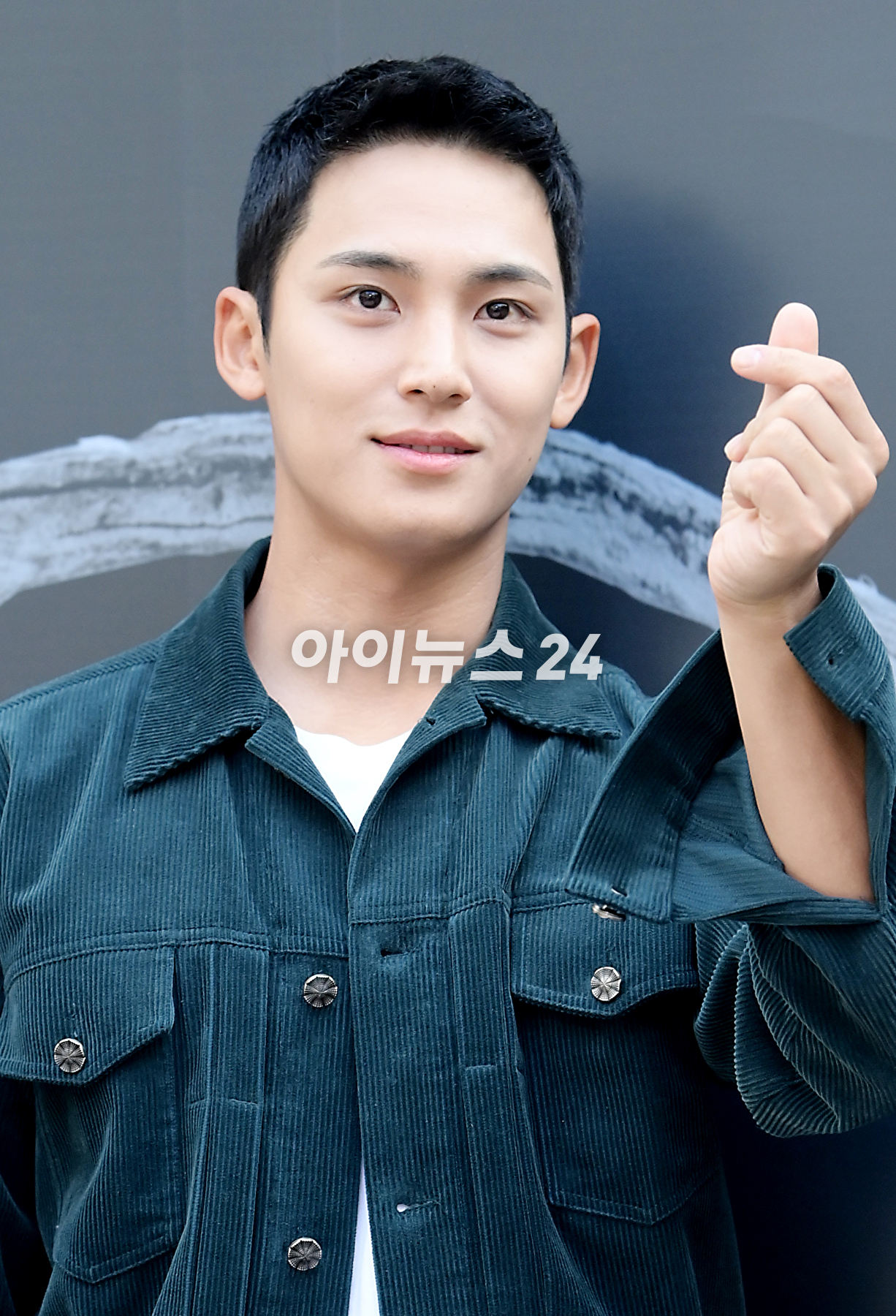 세븐틴 민규가 24일 오후 서울 성동구 성수동에서 열린 플래그십 스토어 '이니스프리 디아일 성수' 오픈 행사에 참석하고 있다. [사진=정소희 기자]