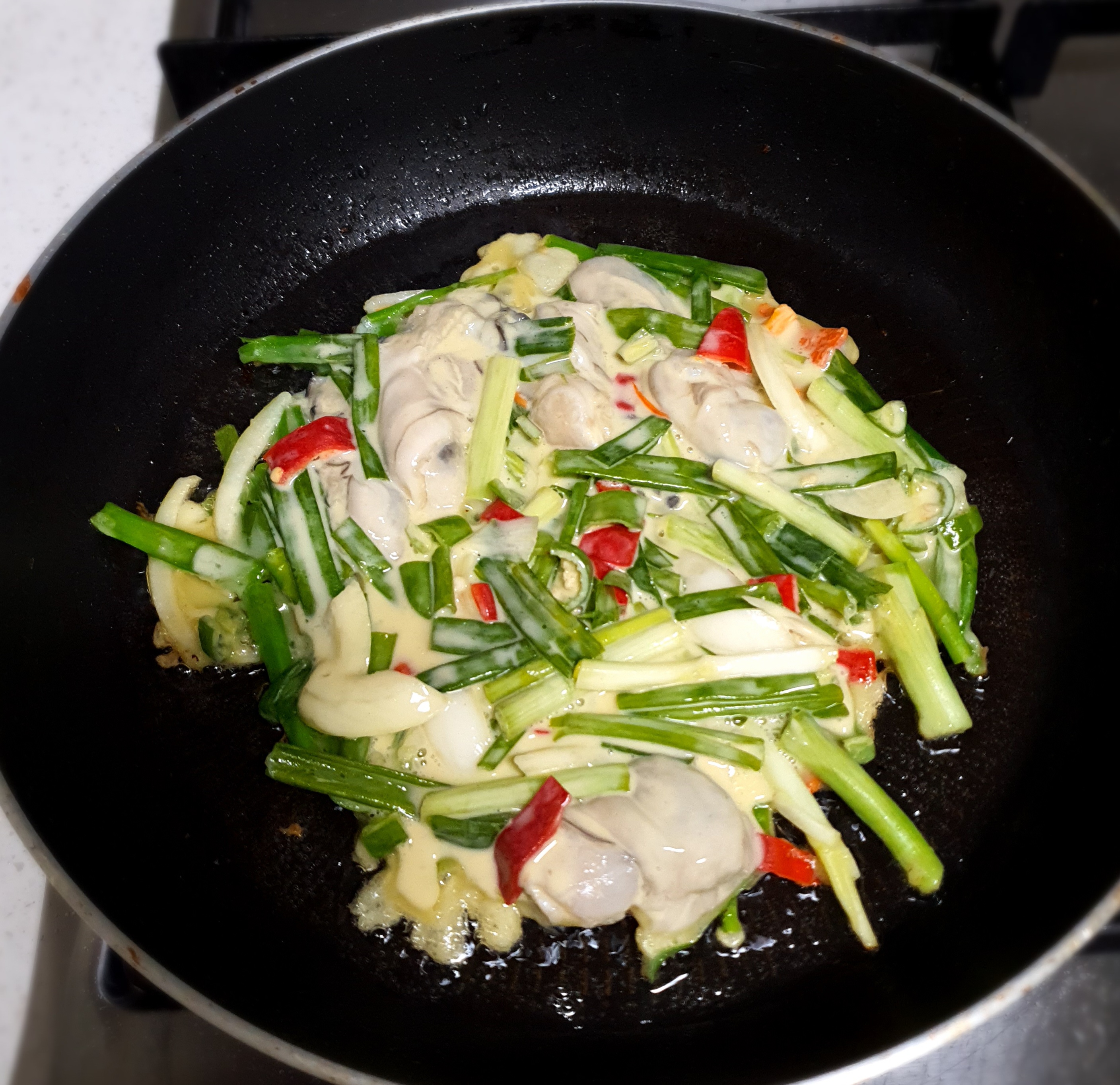 팬을-예열하고-부칩니다.