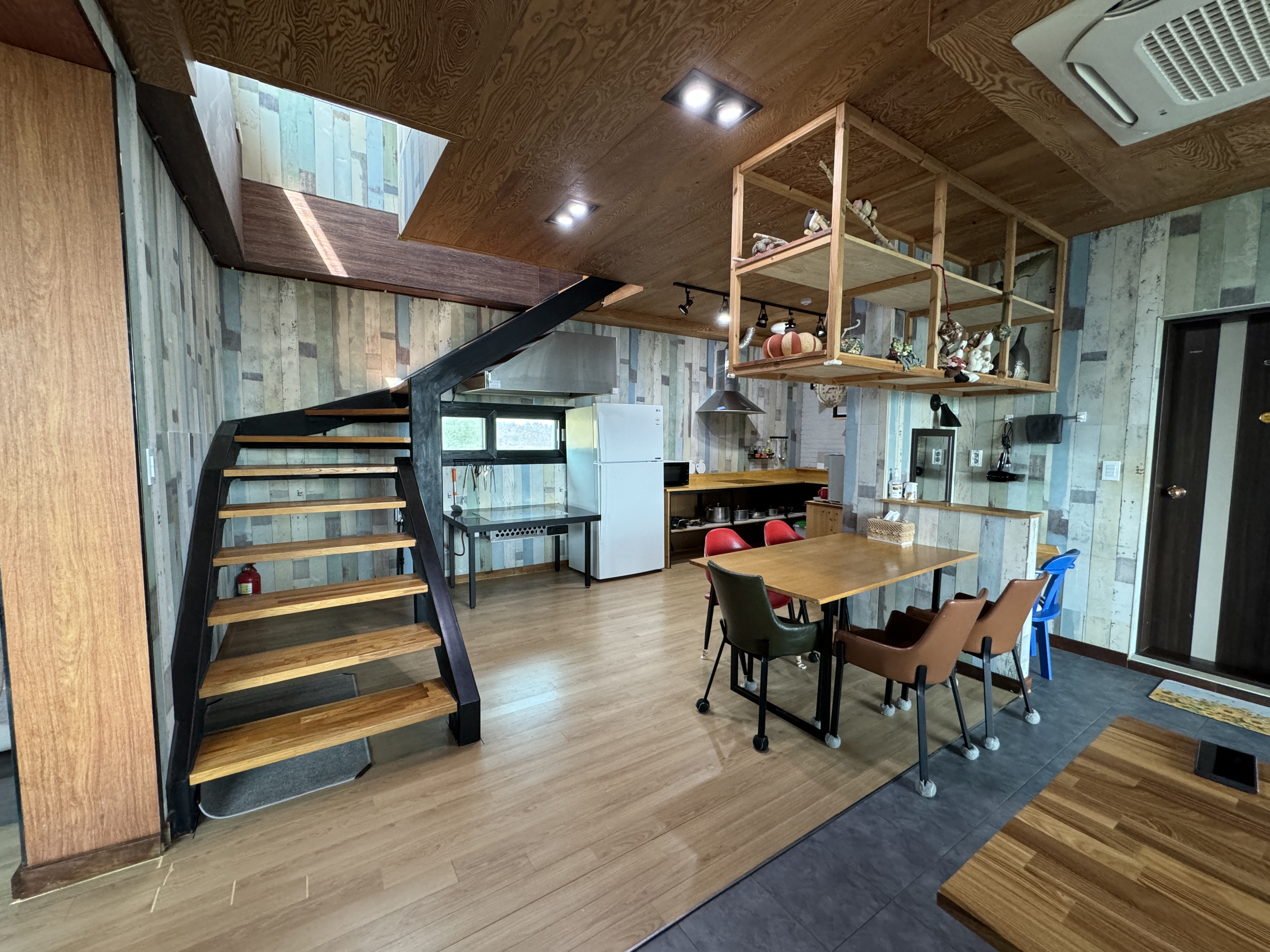 고성-티티펜션-1층-주방과-복층계단