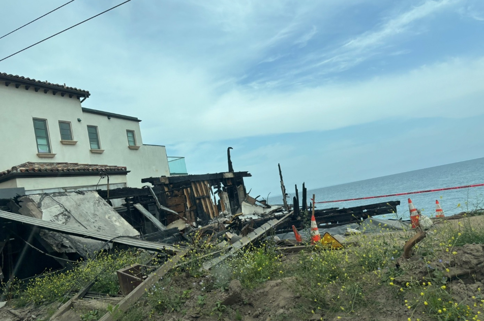바닷가 바로 옆 건물은 불에 의해 구조물 대부분이 소실된 이미지
