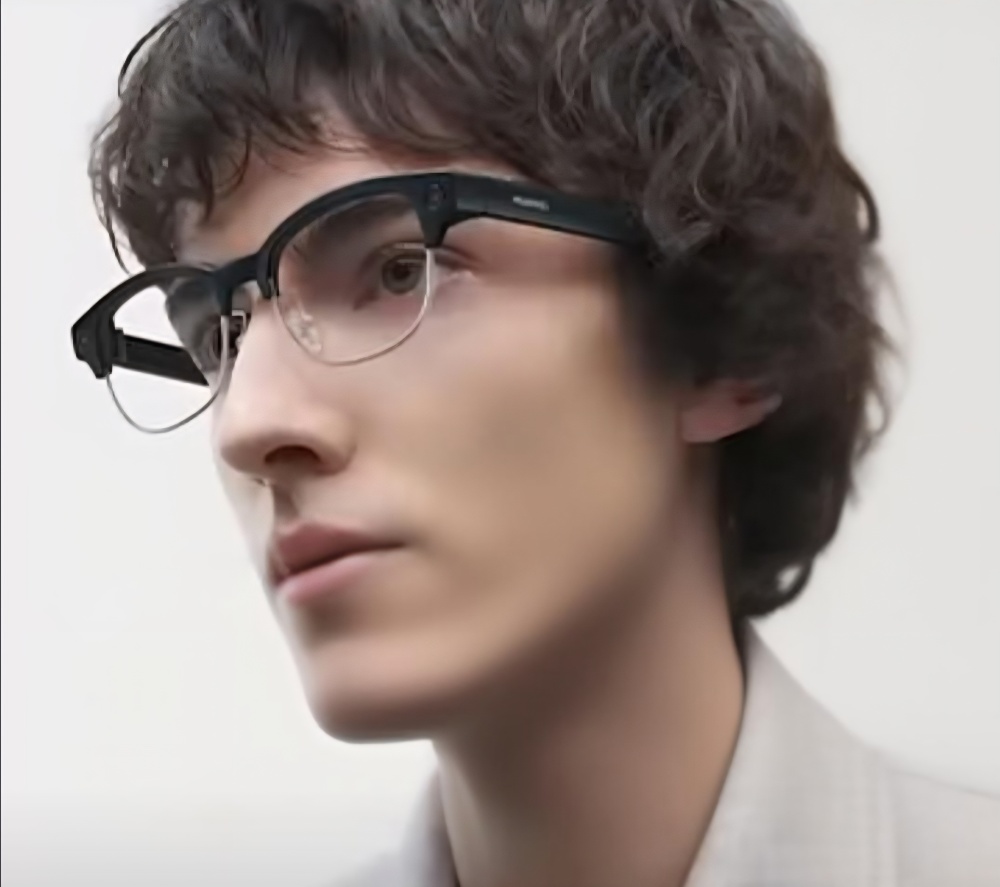 화웨이가 2026년 4월 20일 공개한 초경량 AI 안경을 착용한 모델의 측면 이미지. 6.25mm의 얇은 안경다리와 티타늄 합금 힌지가 돋보이는 디자인으로, 일반 안경과 구분하기 힘들 만큼 슬림한 폼팩터를 보여줌. 안경 렌즈 상단에는 1200만 화소 카메라가 탑재되어 1인칭 시점 촬영과 실시간 AI 분석 기능을 암시함.