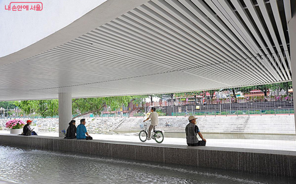 테라스 하부에는 계단형 수변 스탠드를 설치해 다양한 체험과 휴식공간을 제공한다