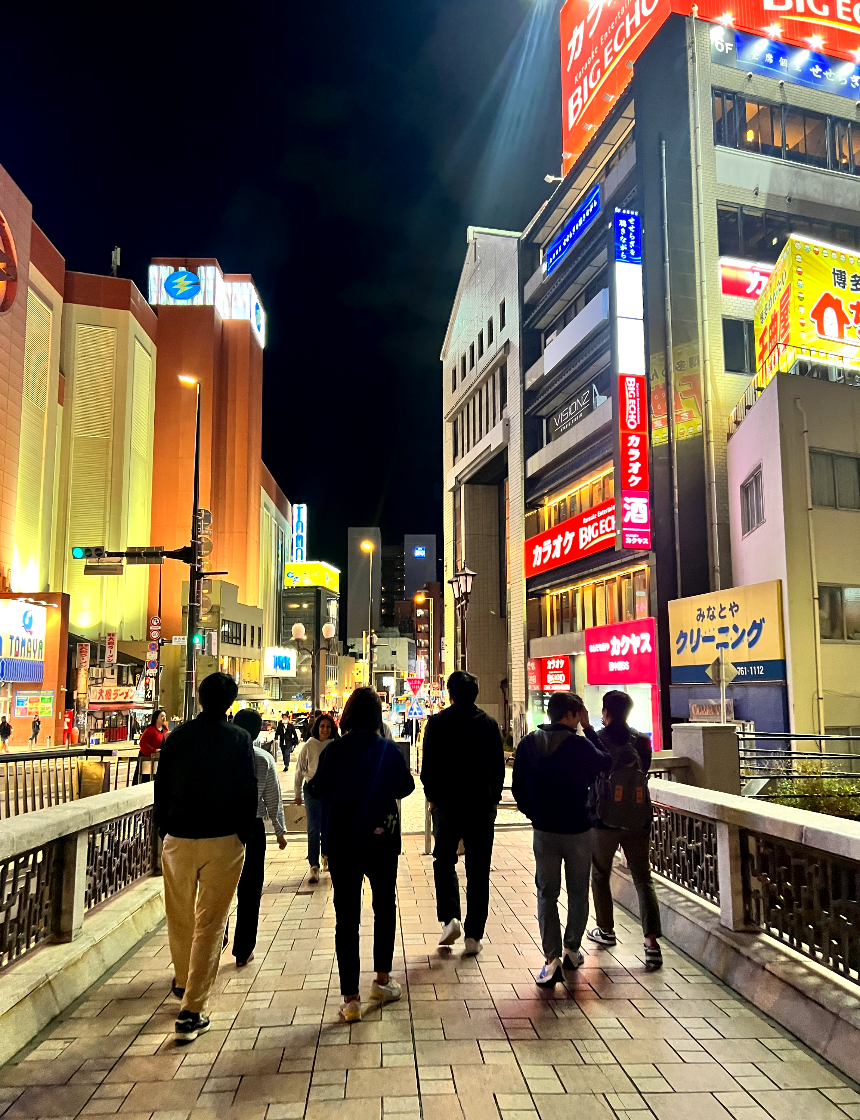 단체 걷는 사진