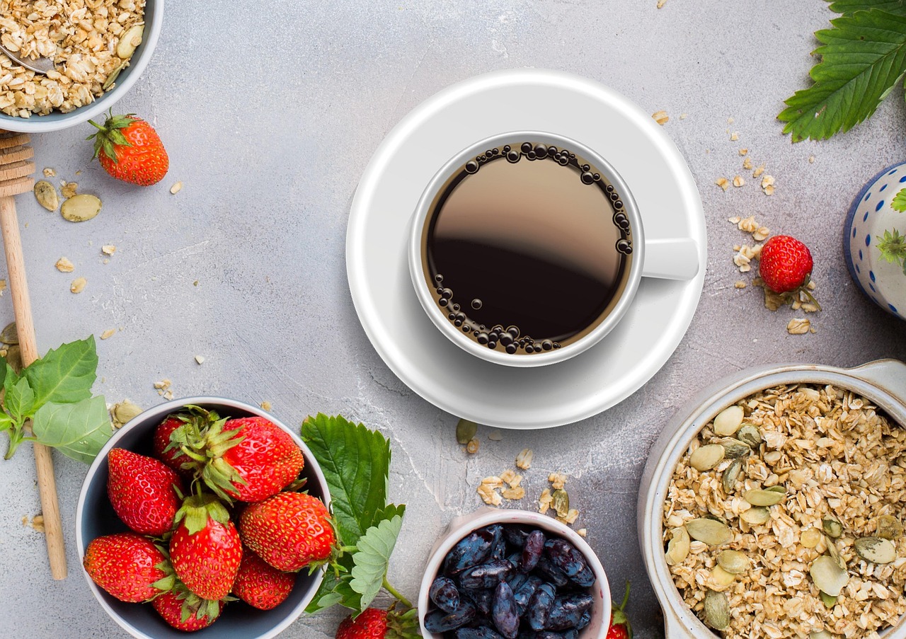 견과류와 과일, 올리브가 각각 담긴 접시들