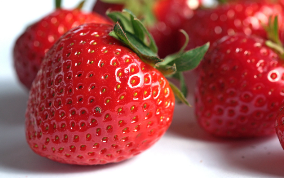 노인 건강에 좋은 봄철 과일과 채소