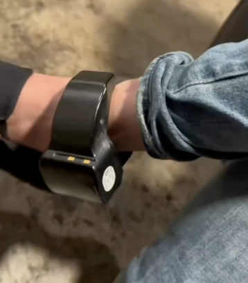 전자발찌를 차고있는 다리