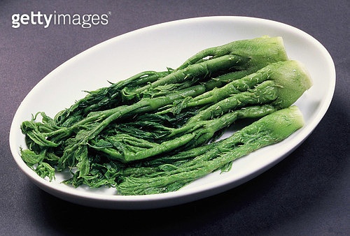 하얀접시 위의 두릅