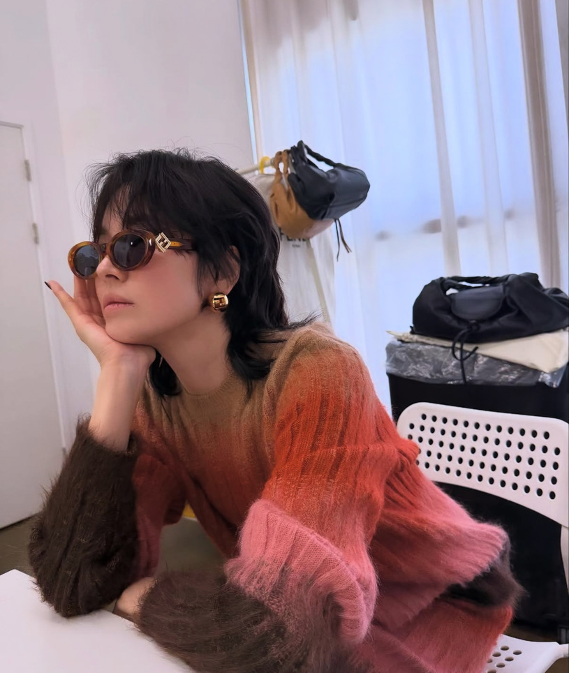 송혜교&amp;#44; 펜디 신상 스파이백으로 완성한 테토녀 스타일