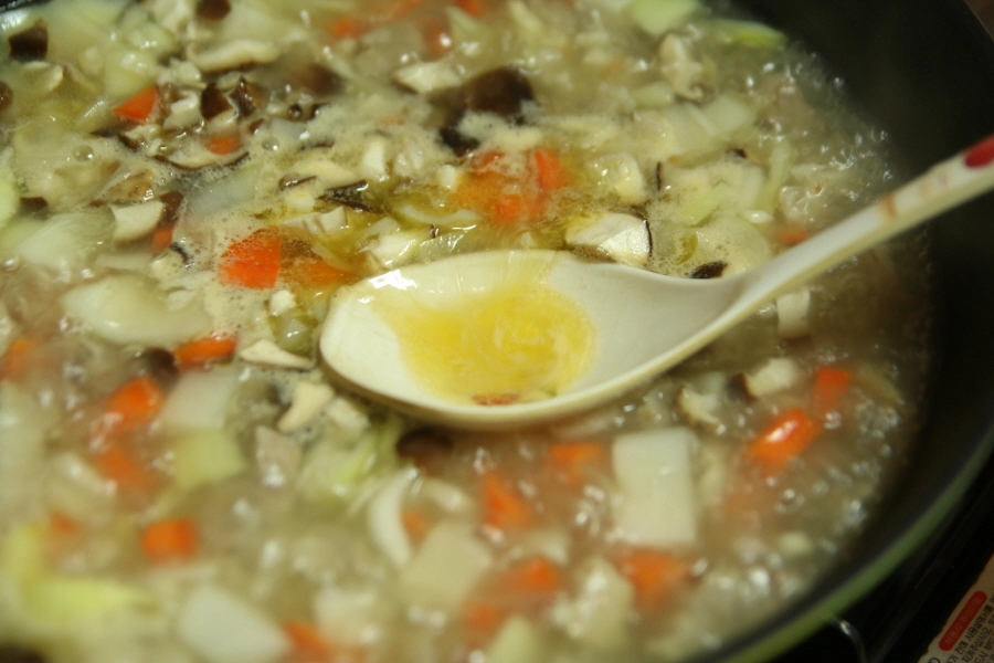 기름기 떠내는 모습