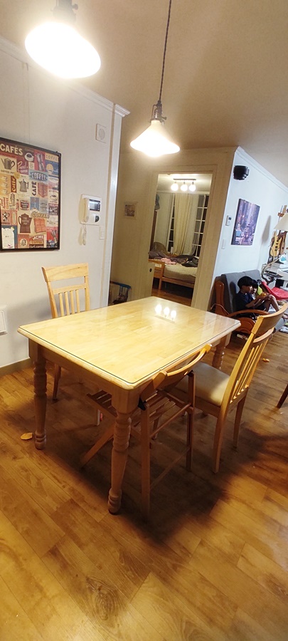 샌딩한 식탁의자와 접의식 의자로 사용중인 식탁