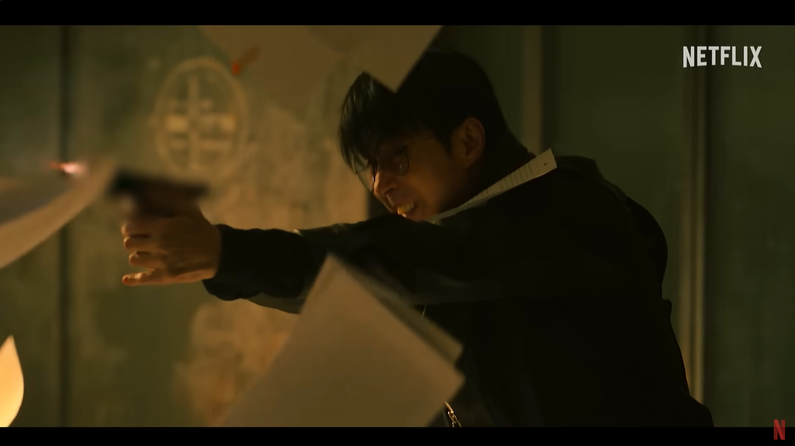 누군가 총을 쏘고 있다.