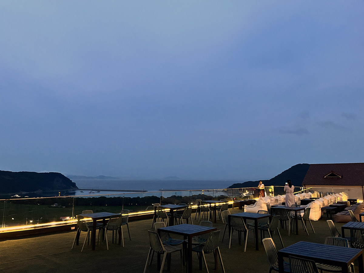 쿤스트라운지 외부 좌석