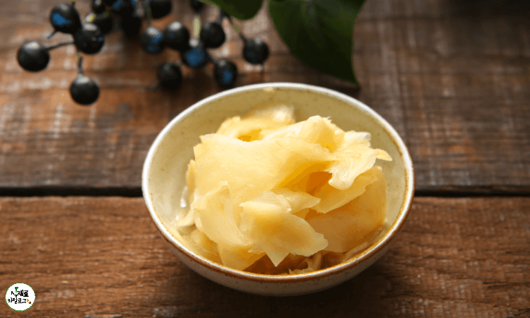 나무책상-위에-접시안에-생강절임이-들어가있다