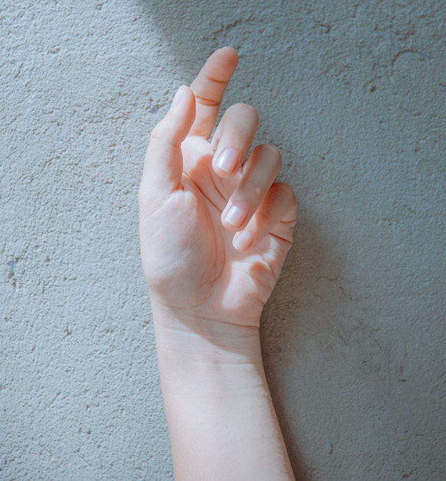 햇볕에 탄 손을 진정시키고 치유하는 방법