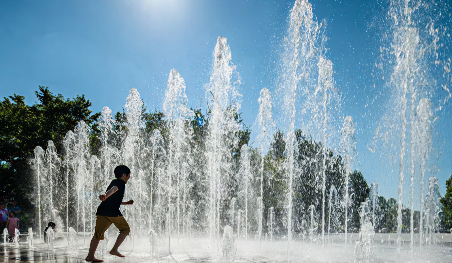 시원한 물줄기가 솟아오르는 서울숲 바닥분수에서 즐겁게 물놀이를 하는 아이의 모습