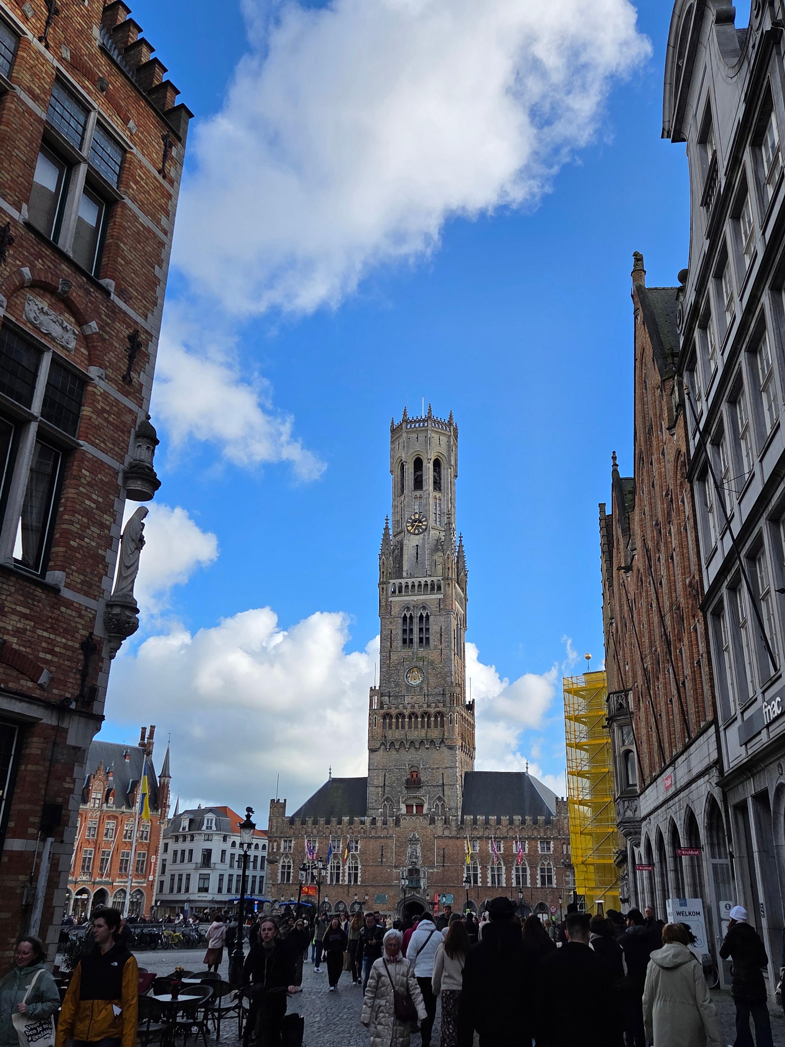 광장의 많은 인파