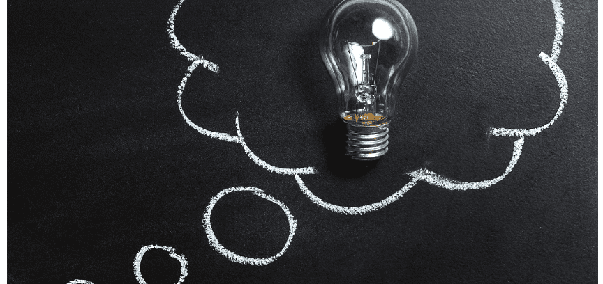 생각하는 전구에 불이 켜지는 모습