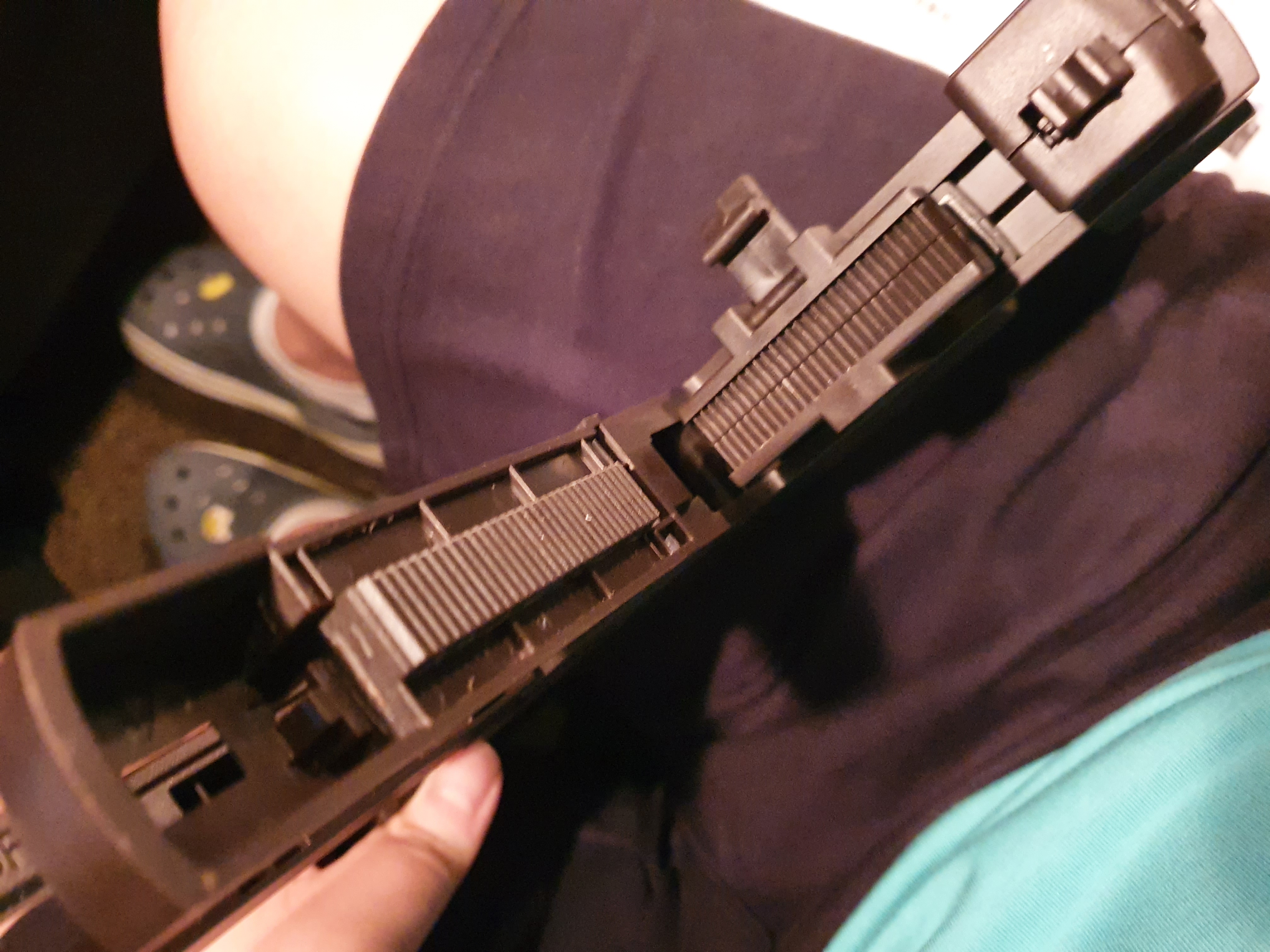 고정 브라켓 준비완료! 이렇게 벌려진 상태에서 2열 헤드레스트 기둥에 고정이 가능함!