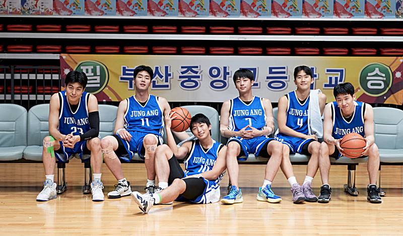 영화-리바운드-주연-6명-단체포즈-모습