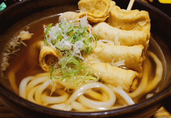 그릇에 어묵꼬치와 우동, 다진 파, 국물이 들어간 오뎅이다.