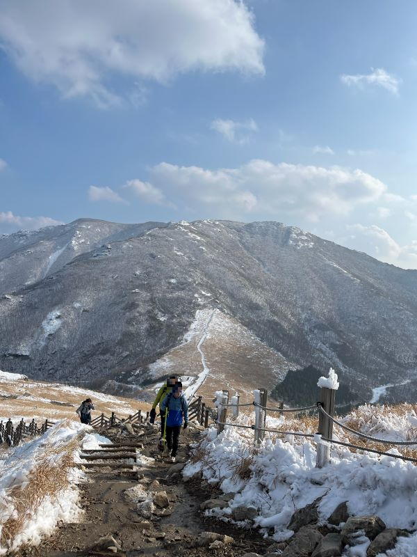 간월산 정상으로 오르는 길에서 바라본 신불산 