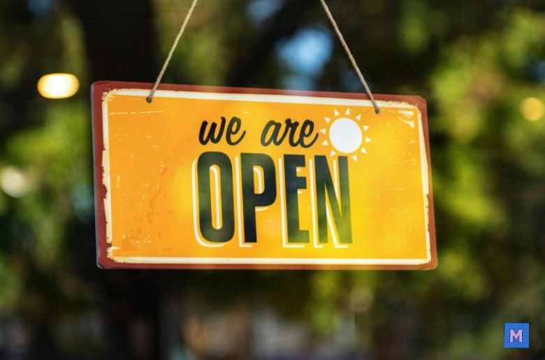 나무에 걸려있는 빈티지 스타일의 주황색 'We Are Open' 간판 - 소상공인 사업장 운영 중임을 알리는 영업 표시판 via canva