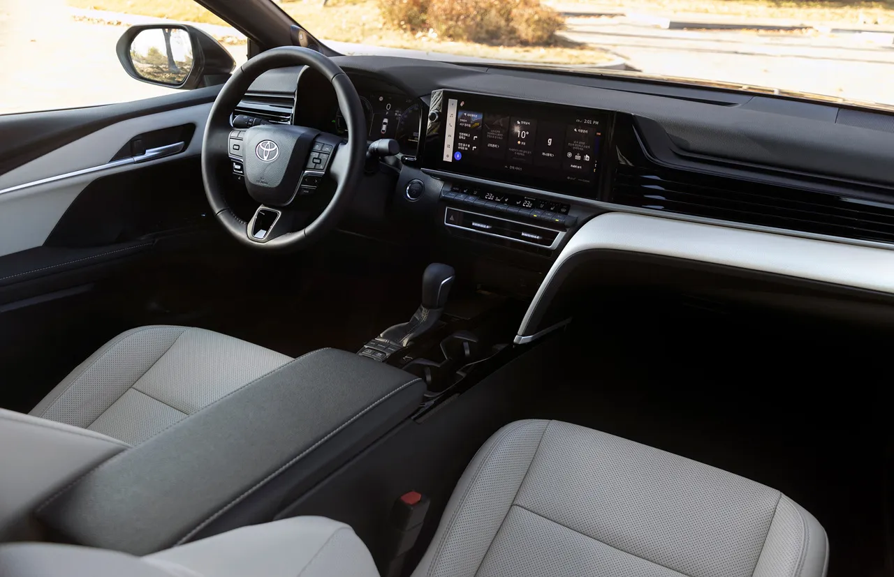 2025 토요타 캠리 하이브리드 차량 및 정보 이미지