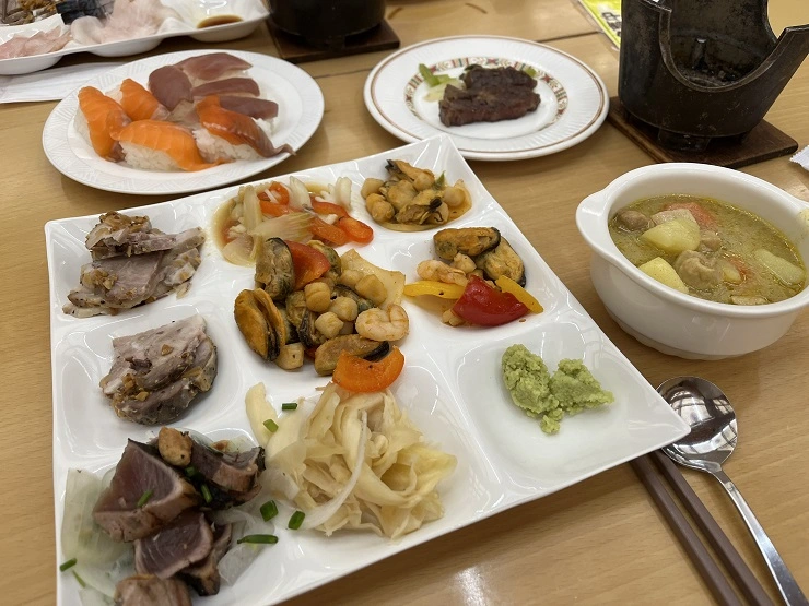 9찬 식판과 메인 디쉬