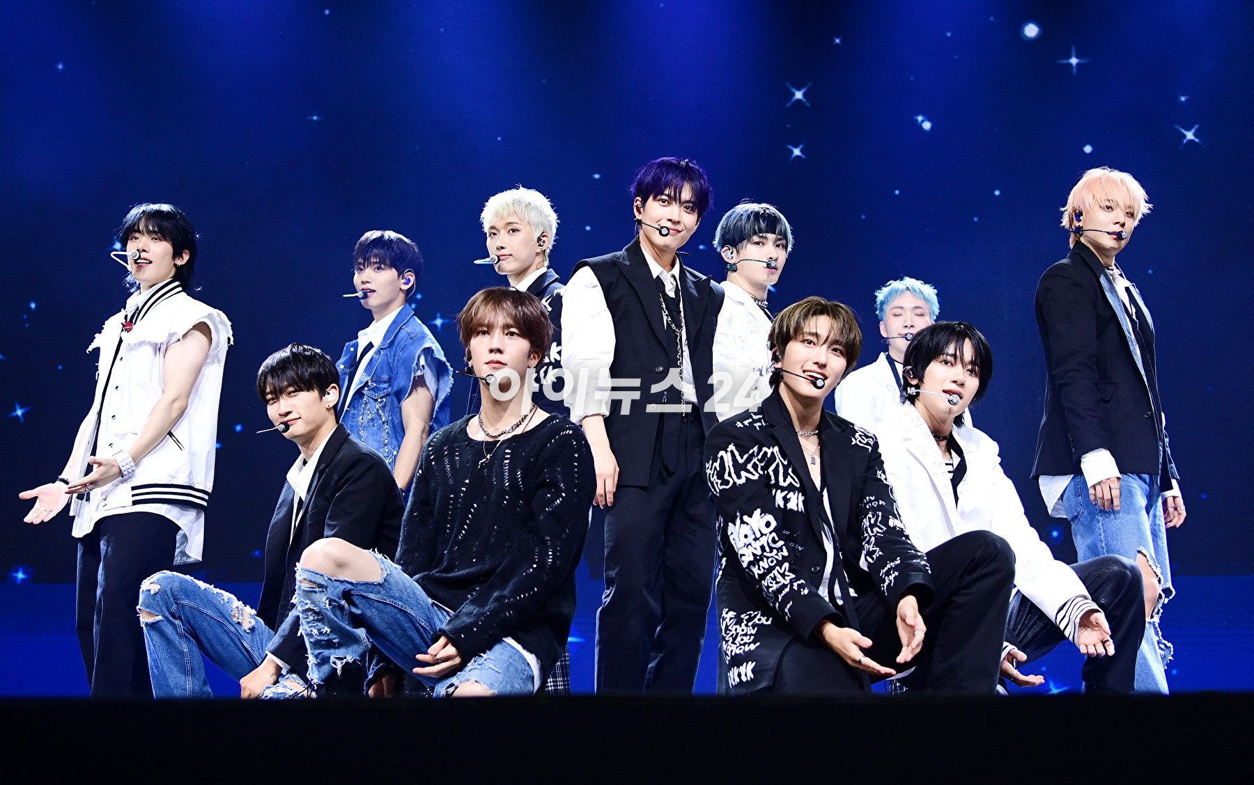 그룹 오메가엑스가 7일 오후 서울 광진구 예스24라이브홀에서 열린 오메가엑스(OMEGA X) 세 번째 미니앨범 'iykyk(if you know, you know)'(이프 유 노, 유 노) 발매 기념 쇼케이스에서 수록곡 무대를 선보이고 있다. [사진=정소희 기자]