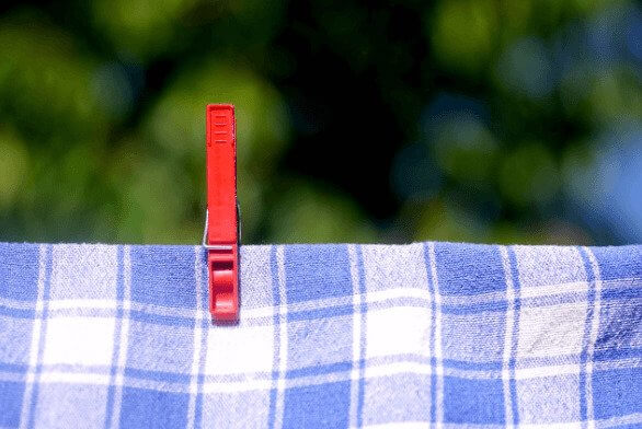 빨간-빨래집게가-꼽혀있는-빨래