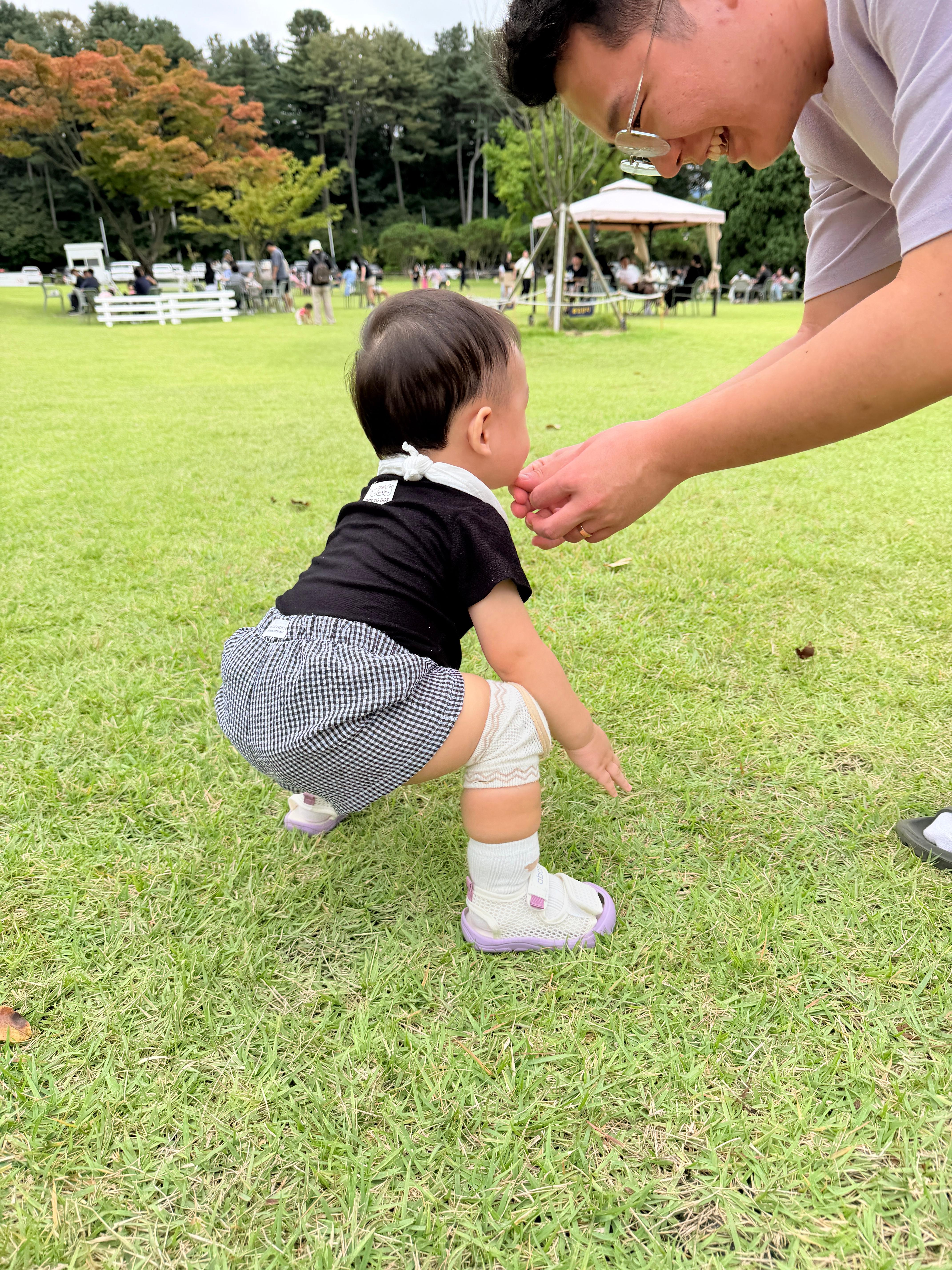 파크프리베 잔디밭에서 아빠랑 노는 아기 솔블리