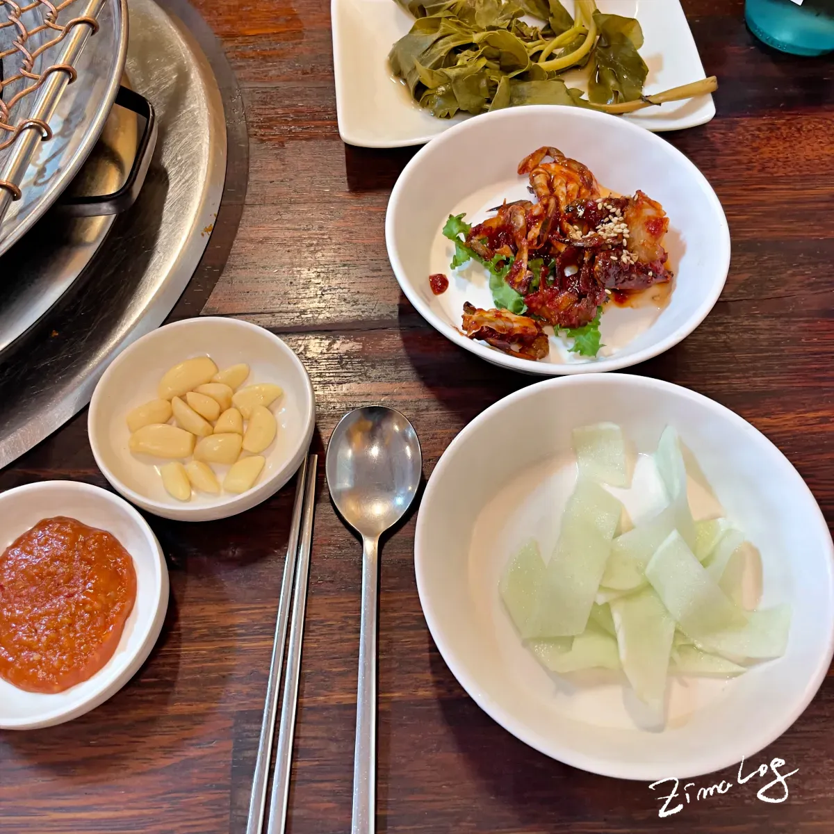 밑반찬으로 양념게장, 방풍나물, 마늘, 쌈장 등이 상위에 있음