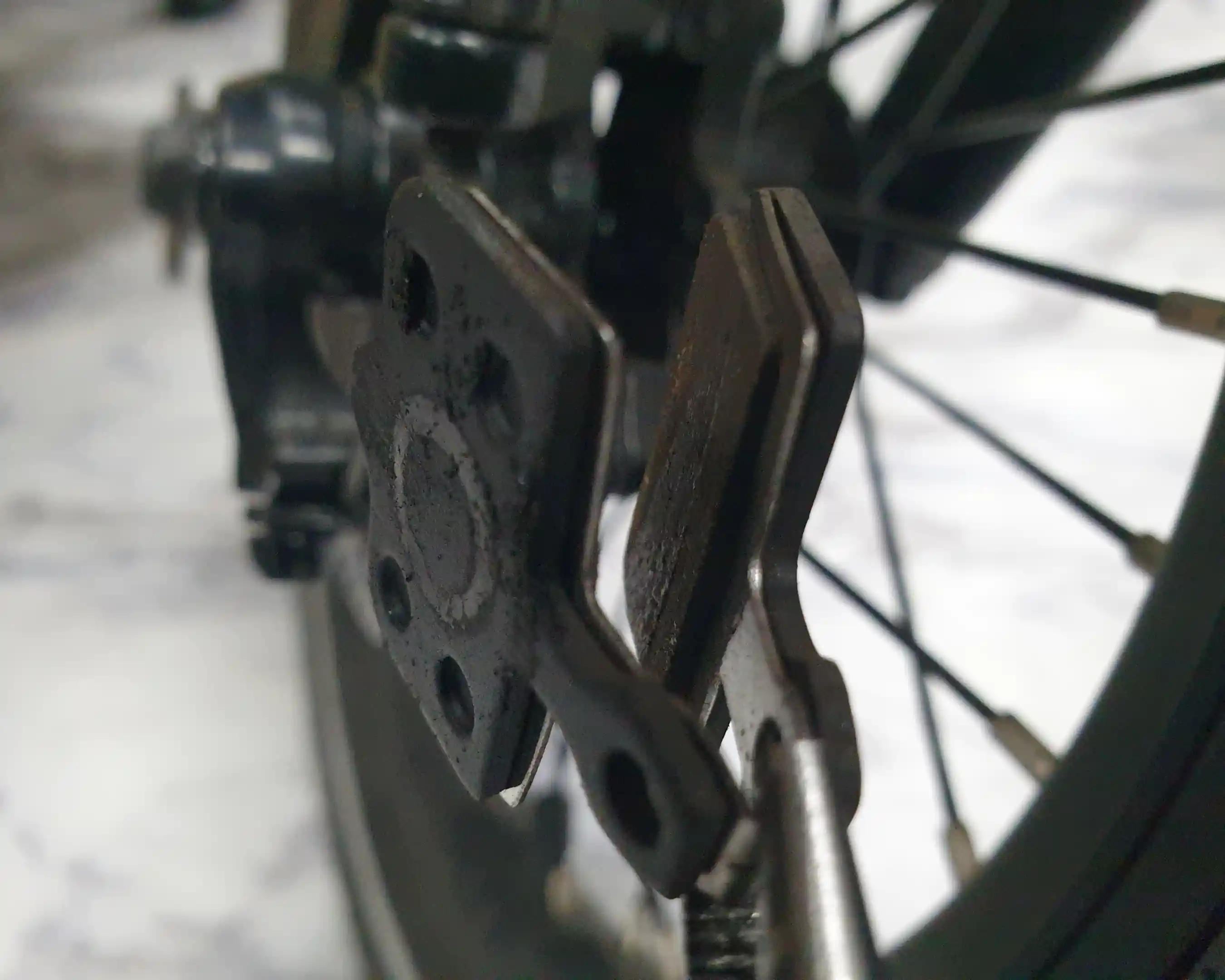 빼낸 브레이크 패드