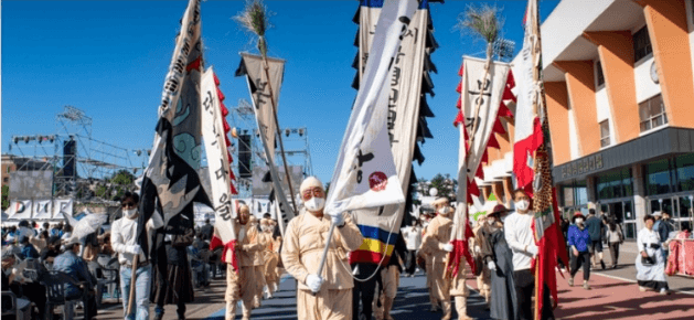 민속전통 시가행진 모습