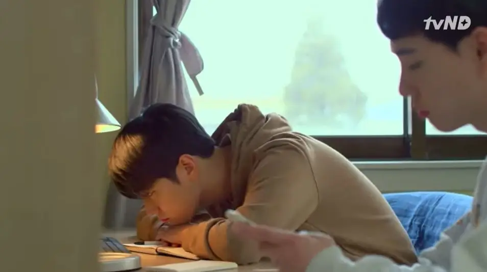 필수연애교양-책상에-엎드린-박서함