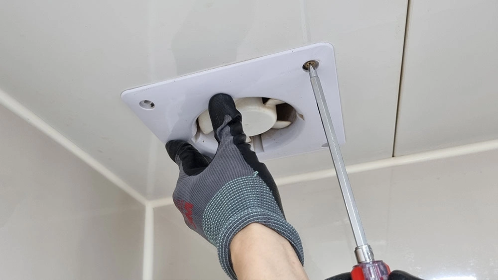 환풍기 고정볼트 푸는 모습