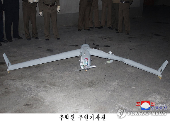 북한이 평양에서 한국군에서 운용하는 드론과 동일 기종의 무인기 잔해를 발견했다고 주장하며 관련 사진을 공개했다. 북한 국방성 대변인은 19일 조선중앙통신을 통해 "한국군부깡패들의 중대주권침해도발사건이 결정적 물증의 확보와 그에 대한 객관적이며 과학적인 수사를 통해 명백히 확증되였다"고 발표했다. 2024.10.19 [사진=조선중앙통신/연합뉴스]