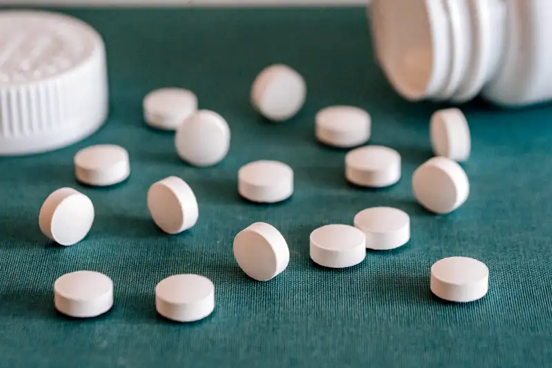 아르기닌-부작용-탈모-가능성을-알아보는-알약의-모습