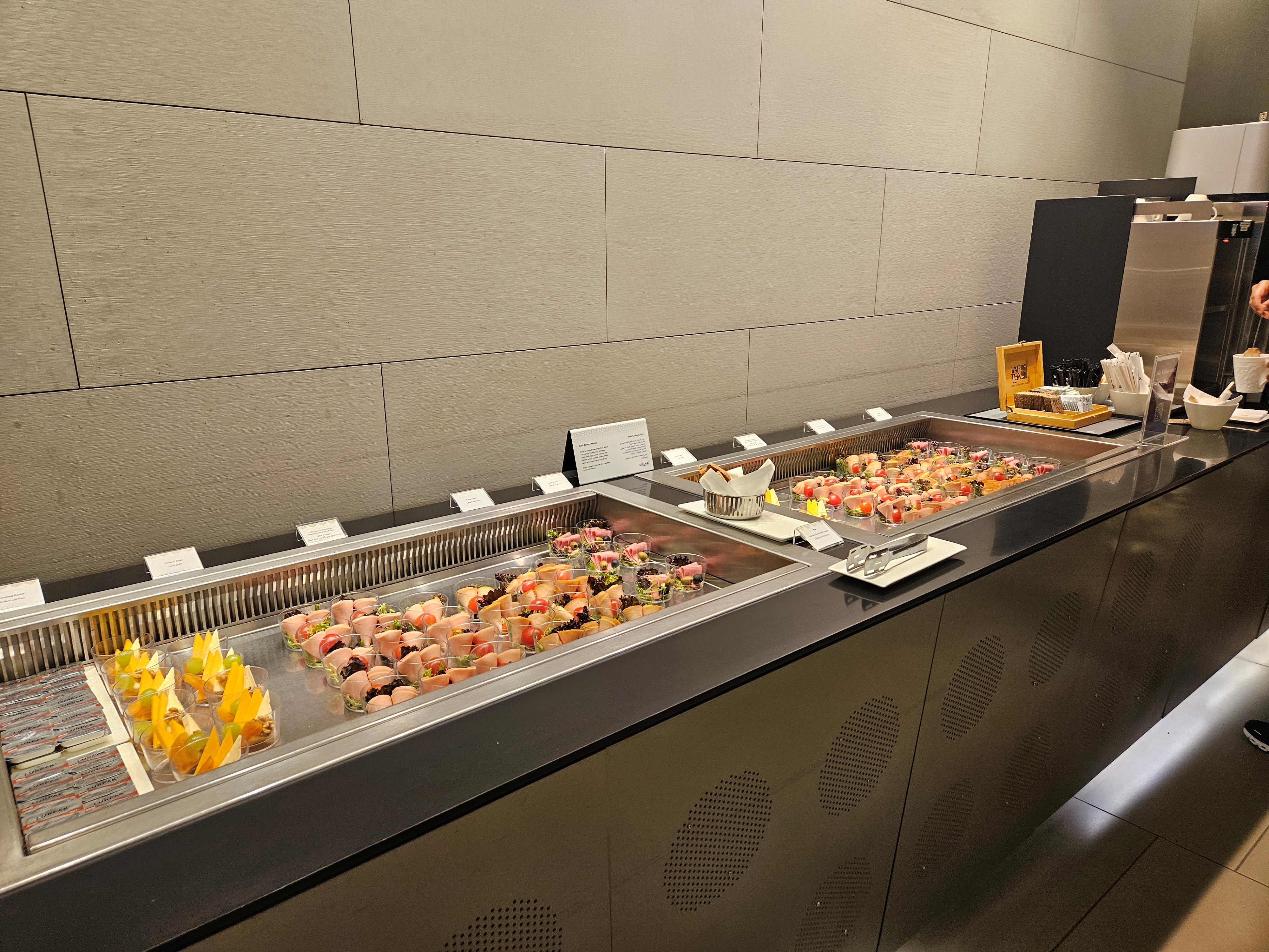 알마하-라운지-붸페-카나페-치즈-햄야채샐러드-빵-음료