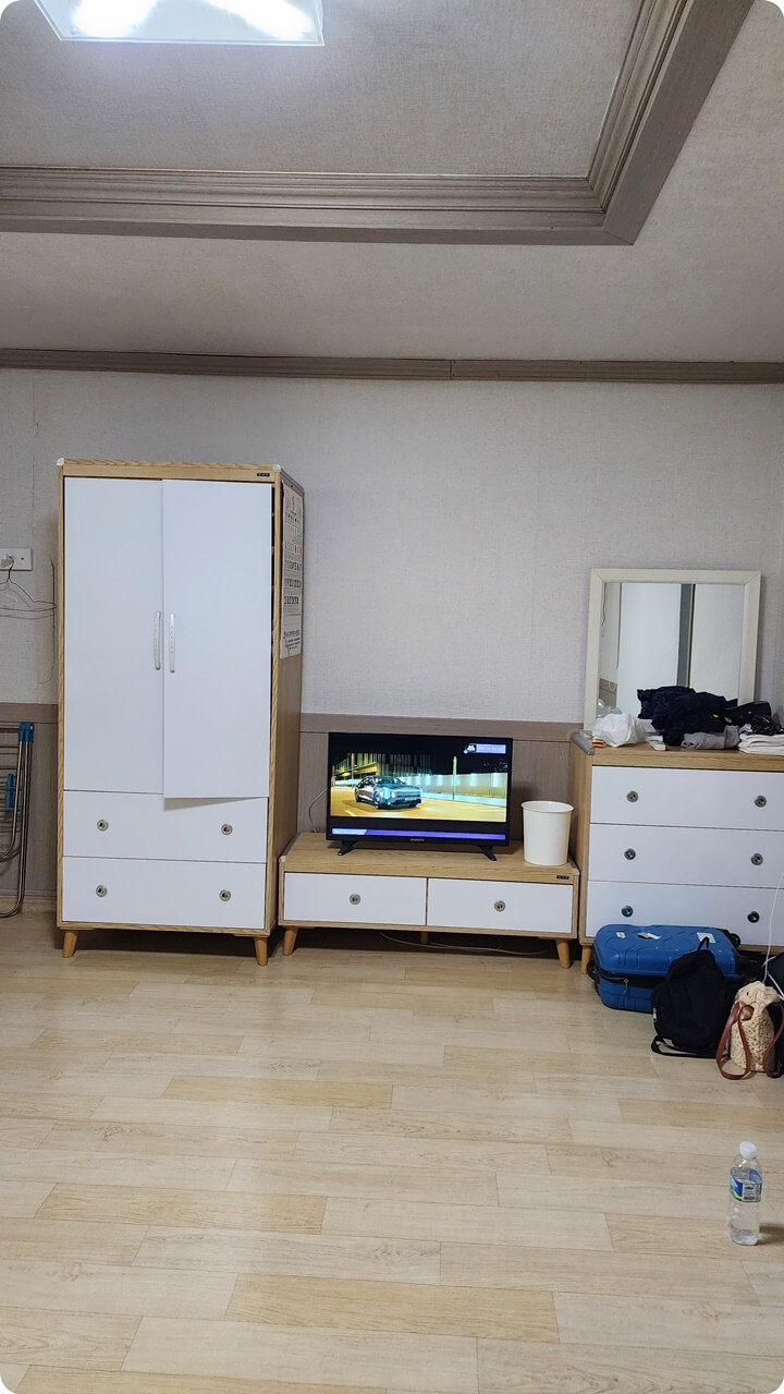 TV와 옷장이 있는 방