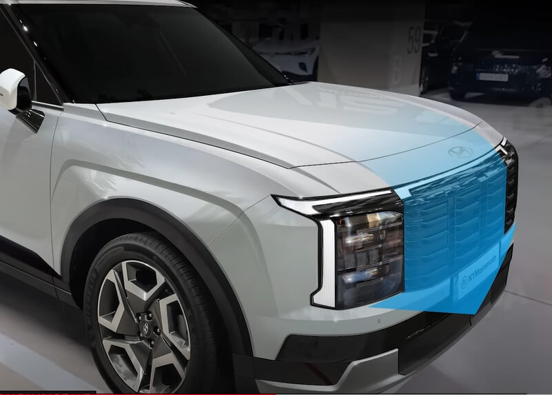 파란색으로 표시한 흰색 자동차 앞 그릴부분