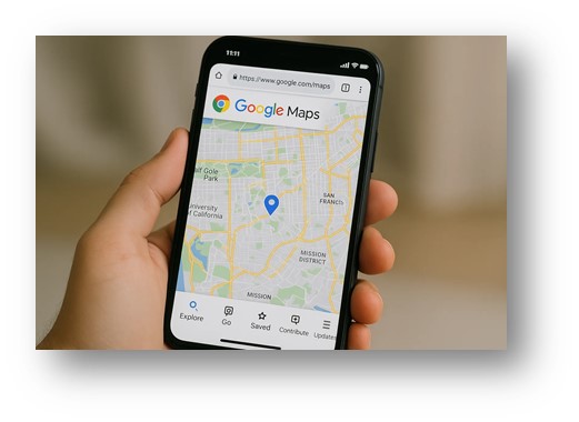 구글 지도를 가지고 목적지를 찾고 있는 사용자의 손에 있는 스마트 폰의 모습