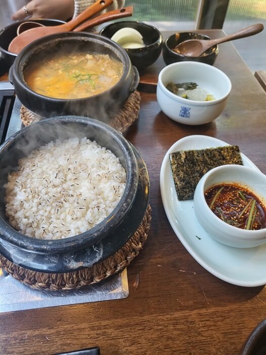 보리밥과 묵은지 청국장찌개