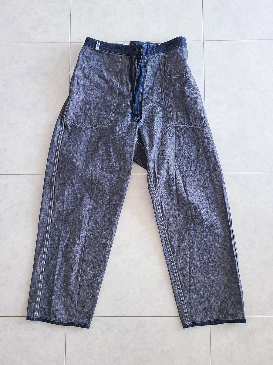 어두운 색감의 내부. 에이징이 기대됩니다.