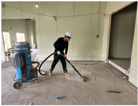 대형 진공청소기로 바닥 청소