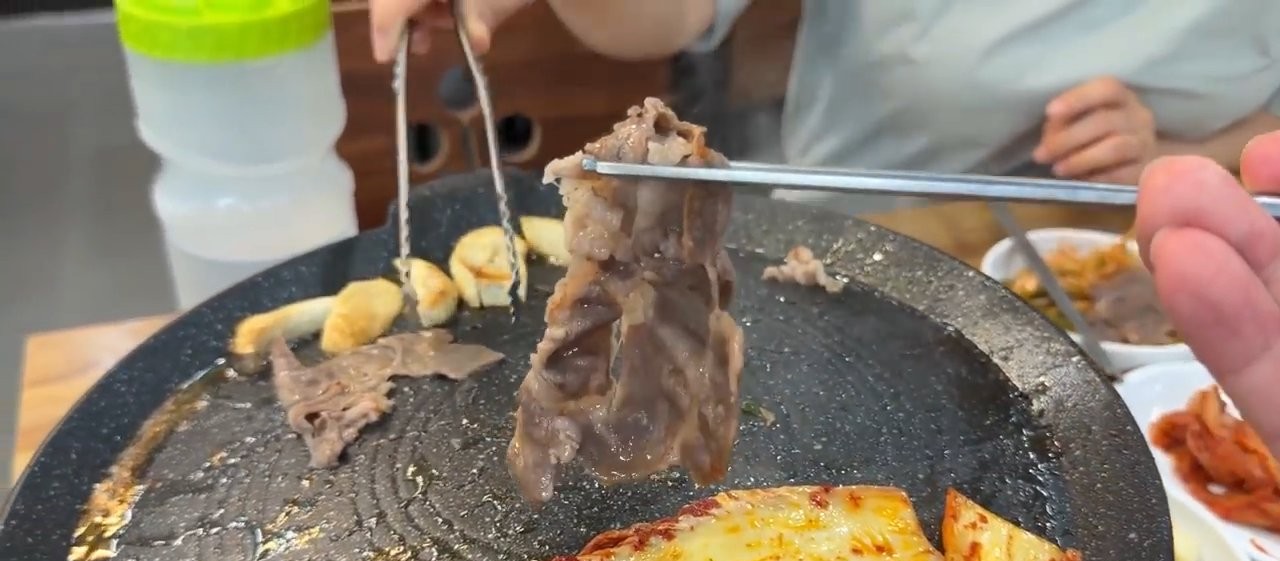 소고기랑 김치를 한 불판에 같이 굽는 모습. 직접 담근 김치라는데 너무 먹음직스러워요...