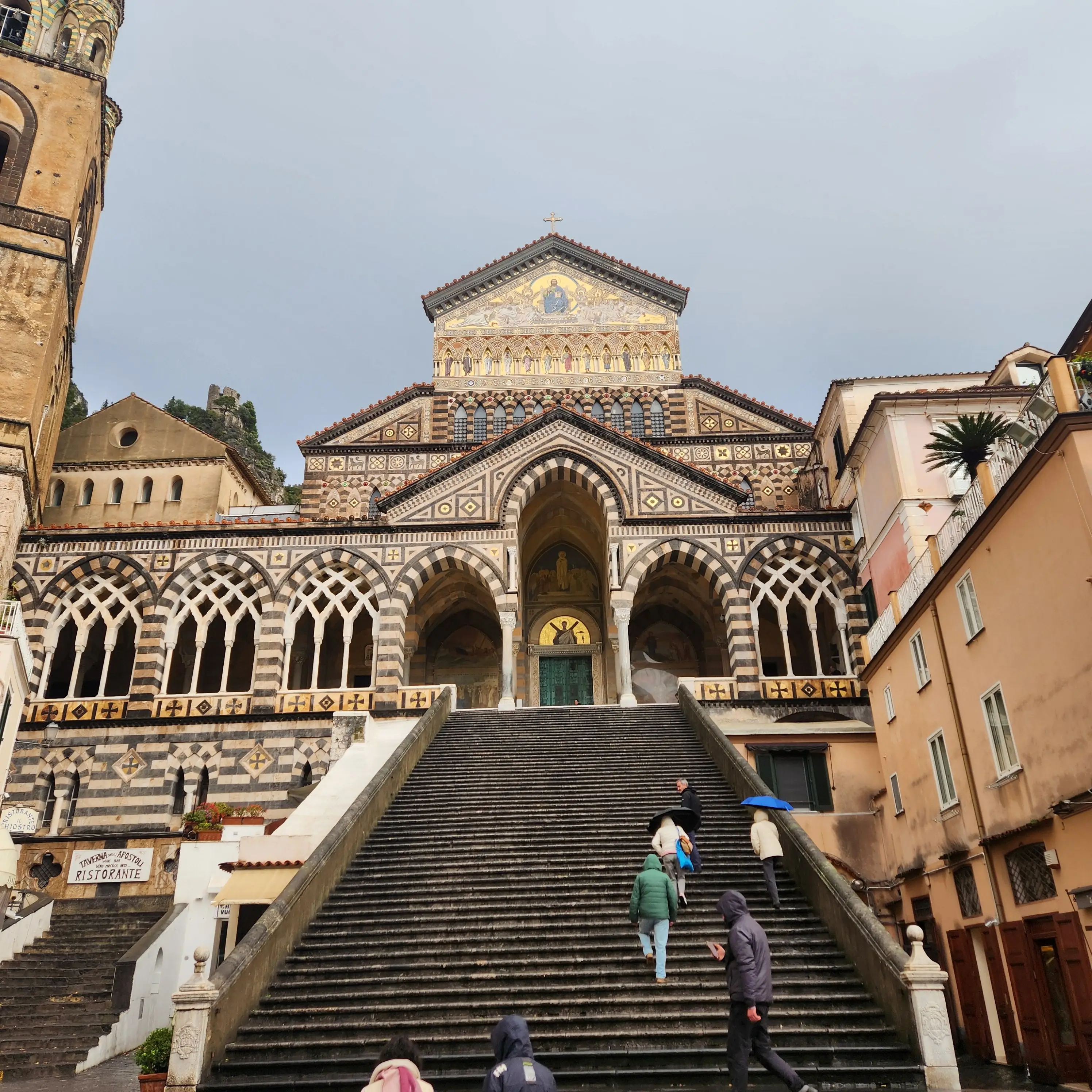 아말피-대성당-외관-화려한-금장식